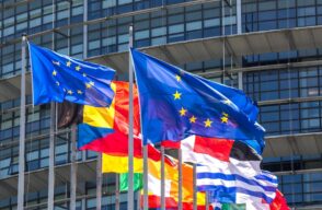 projet-europeen-pour-reguler-l’ia-:-quelles-regles-pour-les-outils-comme-chatgpt-ou-midjourney-?