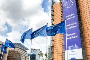 face-aux-pressions-des-etats-unis,-l’ue-allege-le-rgpd-et-l’ia-act